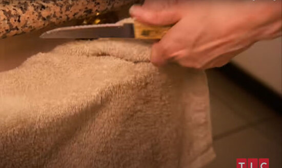 Xəsis milyonçu su puluna qənaət üçün çirkli qabları silir, qonaqlara isə... – FOTO/VİDEO