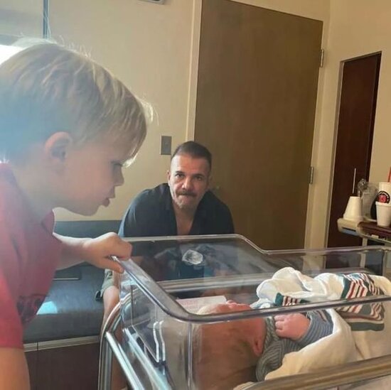 Məşhur serialın aktyoru dördüncü dəfə ata oldu - FOTO