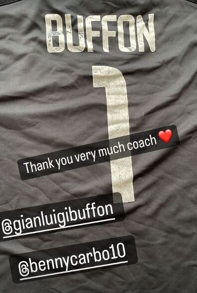 Azərbaycan millisinin qapıçısına Buffonun forması hədiyyə edildi - FOTO