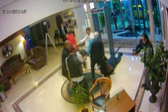 Hotelin foyesində əlbəyaxa dava - VİDEO