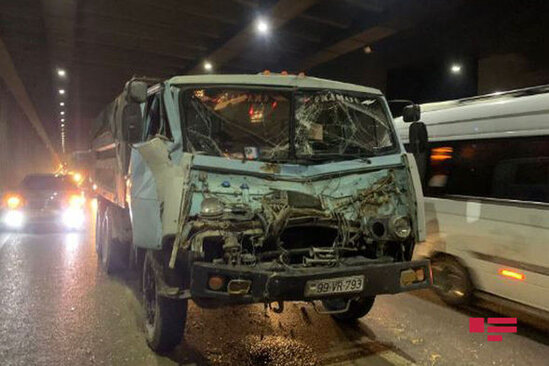 İki "KamAZ" toqquşdu, yolda tıxac yarandı – FOTO