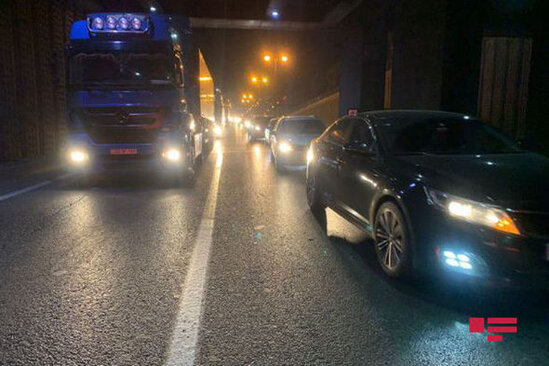 İki "KamAZ" toqquşdu, yolda tıxac yarandı – FOTO