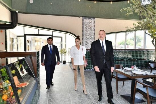 İlham Əliyev və Mehriban Əliyeva "Şərq Bazarı" kompleksinin açılışında - FOTO