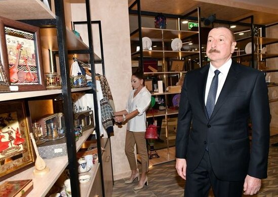 İlham Əliyev və Mehriban Əliyeva "Şərq Bazarı" kompleksinin açılışında - FOTO