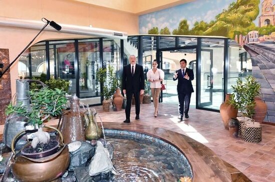 İlham Əliyev və Mehriban Əliyeva "Şərq Bazarı" kompleksinin açılışında - FOTO