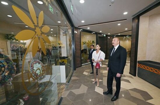 İlham Əliyev və Mehriban Əliyeva "Şərq Bazarı" kompleksinin açılışında - FOTO