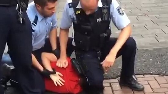 Polis türkiyəli şəxsi boğub öldürdü - VİDEO