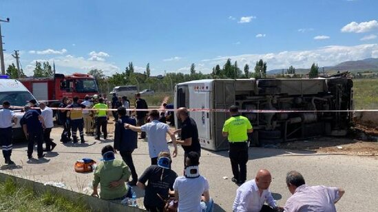 İşçiləri daşıyan avtobus aşdı: 15 yaralı - FOTO