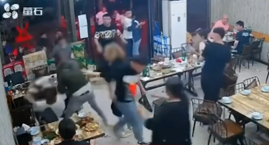 Restoranda qadınları vəhşicəsinə döydülər - ANBAAN VİDEO