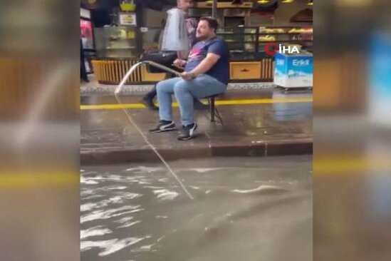 Ankara sakini çaya dönən küçədə balıq tutdu – VİDEO