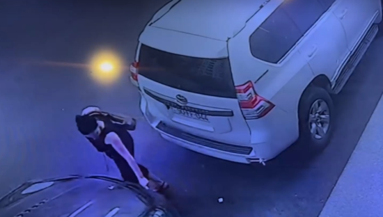 Bakıda qadın lüks avtomobili qəsdən cızdı - VİDEO