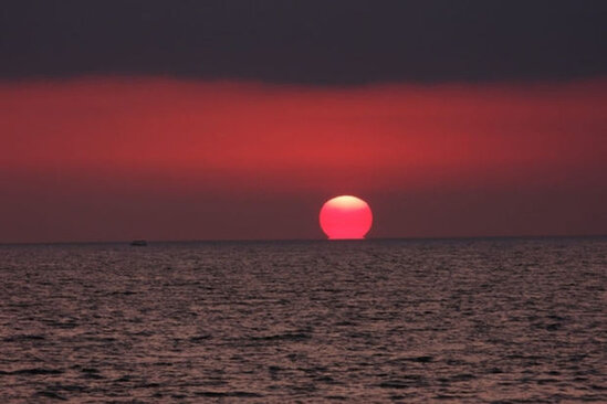 Günəşin qırmızı qürubu insanları heyran etdi - VİDEO