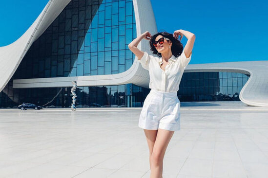 Nəsrin Cavadzadə Bakıya gəldi: "Gözəllərin şəhəri" - FOTO