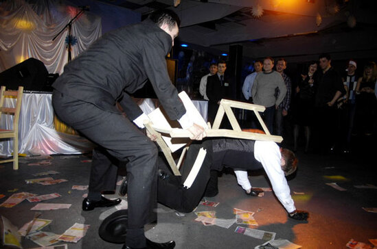 Toyda dava edənlər restoranın pəncərəsindən yıxıldılar