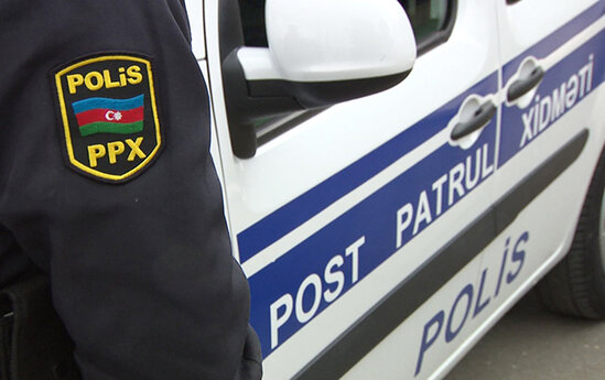 Küçədə dava düşdü, polisin formasını zədələdilər