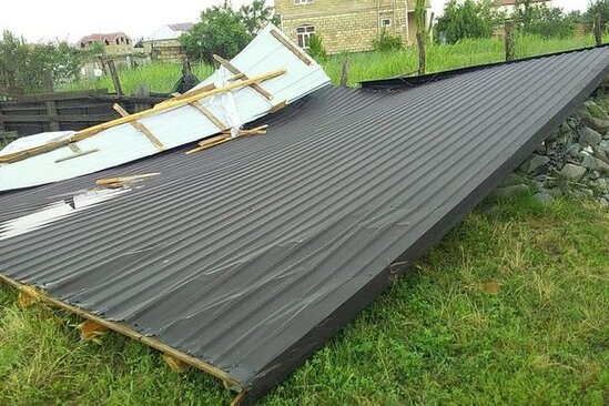 Zaqatalada külək məktəbin dam örtüyünü uçurub, sinif otaqlarını su basıb