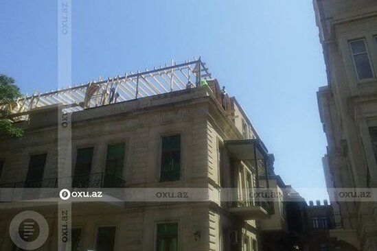 Bakıda memarlıq abidəsi üzərində tikilən üçüncü mərtəbə SÖKÜLÜR - YENİLƏNİB + FOTO/VİDEO