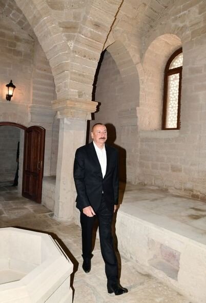 İlham Əliyev Ramana qəsəbəsində görülən abadlıq işləri ilə tanış olub - FOTO/VİDEO