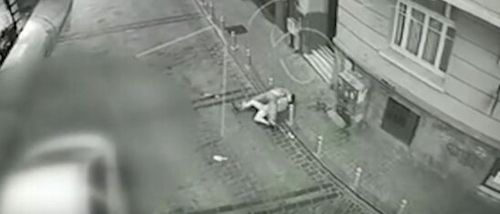 Küçədə pul istəyən şəxsə pul vermədi və...-VİDEO