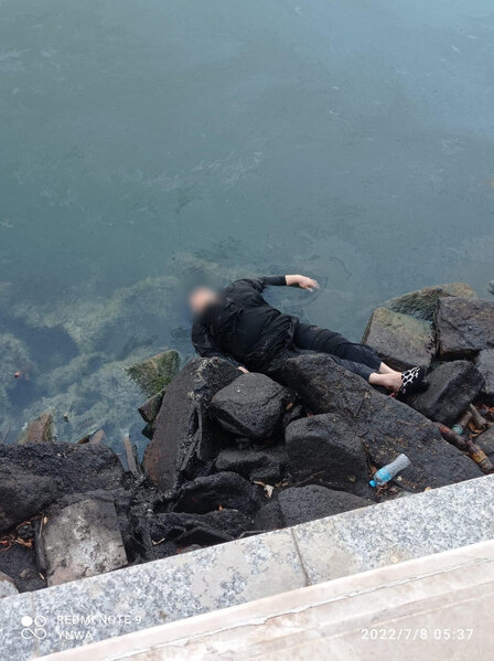 Bulvarda boğulmaqda olan qadın XİLAS EDİLDİ - FOTO