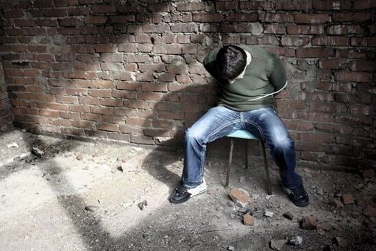 Özünü polis kimi təqdim edərək adam oğurladılar, 50 min istədilər