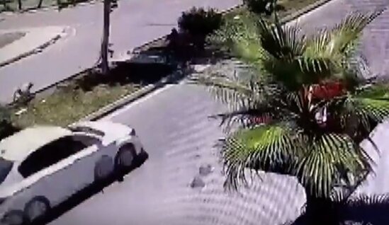 İtdən qaçan uşaqları avtomobil vurdu-VİDEO