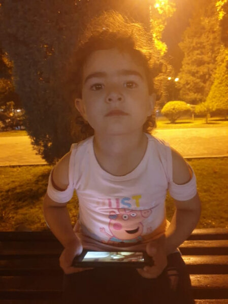 Bulvarda azyaşlı qız itkin düşdü, valideynləri axtarılır