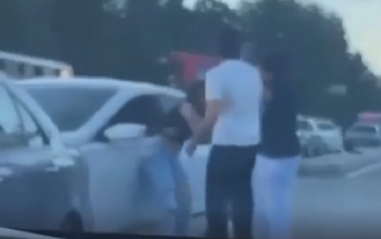 Bakıda yolda əlbəyaxa dava düşdü, qadını vurdular - Video