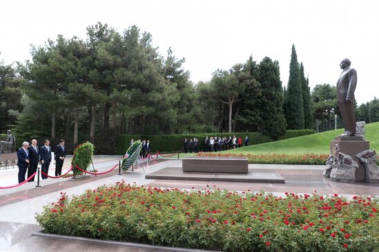 Azərbaycan mətbuatının nümayəndələri Fəxri xiyabanda ulu öndər Heydər Əliyevin məzarını ziyarət ediblər