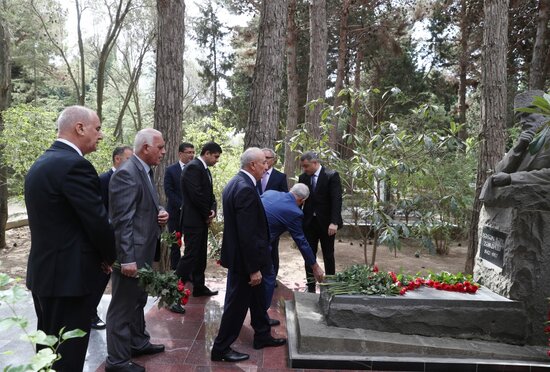 Azərbaycan mətbuatının nümayəndələri Fəxri xiyabanda ulu öndər Heydər Əliyevin məzarını ziyarət ediblər