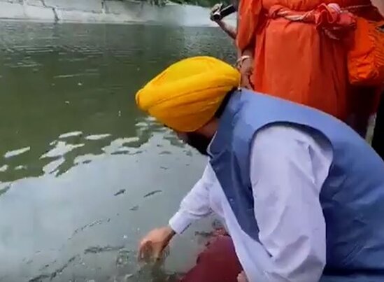 Suyun təmiz olduğunu göstərmək üçün içdi, xəstəxanalıq oldu-VİDEO