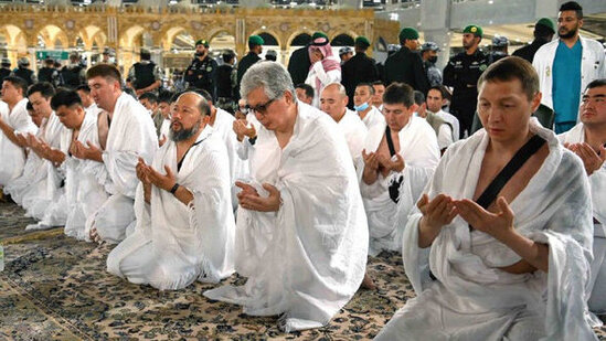 Qazaxıstan prezidenti Ümrə ziyarəti edib - FOTO