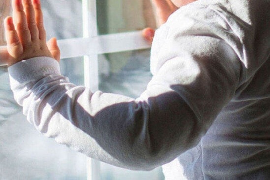 Sumqayıtda bir yaşlı uşaq 2-ci mərtəbədən yıxılaraq ölüb