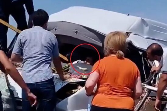 Qəzaya düşən yük maşınının sürücüsü möcüzə nəticəsində sağ qaldı - VİDEO
