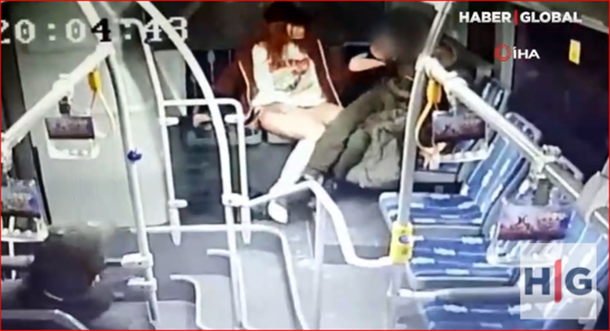 Qadın metroda ona sataşan kişini təpiklədi