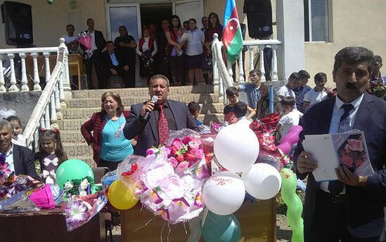 Müəllimdən direktora ittihamlar - "Maaşdan əlavə 1300-1400 qazanıb"