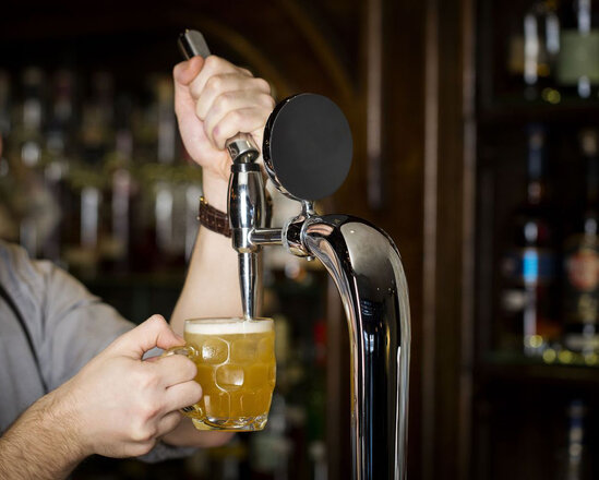 Pivə süzərkən faciəvi şəkildə öldü