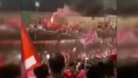 Tribuna çökdü:yaralılar var-VİDEO