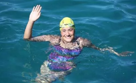 Türk qızı 16 saat dayanmadan üzdü - Dalğalarla SAVAŞDI