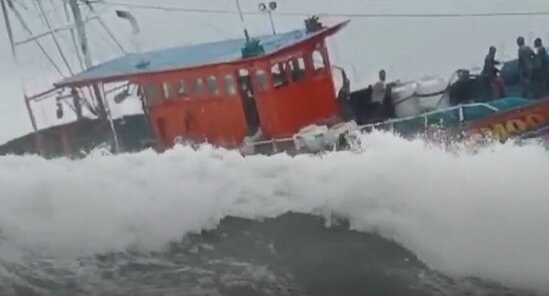 Qayıq çevrildi, balıqçılar suya düşdü-VİDEO