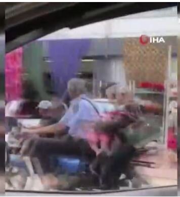 Ailənin motosikletlə səyahəti görənləri təəccübləndirdi-VİDEO