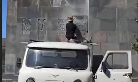 Laçından çıxarılan ermənilər tarixi abidələrə belə ziyan vurur - VİDEO