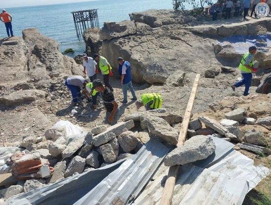 Buzovna çimərliyinə ağır texnika gətirildi - FOTO