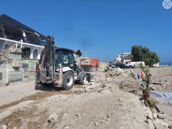 Buzovna çimərliyinə ağır texnika gətirildi - FOTO