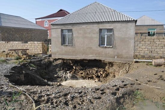 Binəqədidə su kəmərində qəza olub - FOTO