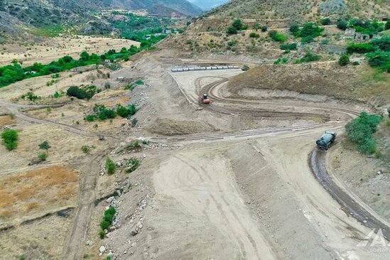 Qubadlı-Eyvazlı avtomobil yolu boyunca genişmiqyaslı tikinti işləri davam etdirilir - FOTO