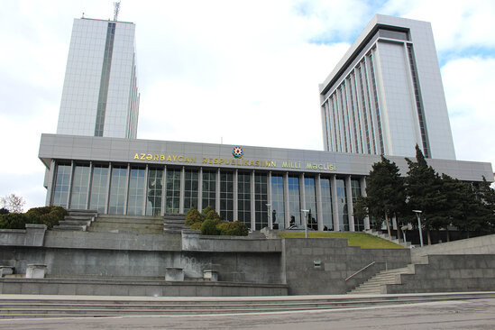 Sabah deputatların tətili başa çatır