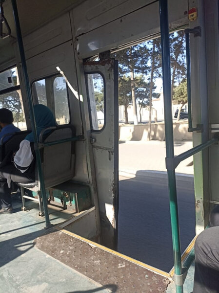 161 saylı marşrutda BİABIRÇILIQ – Qırıq qapı ilə sürücü yoluna davam edir - FOTO