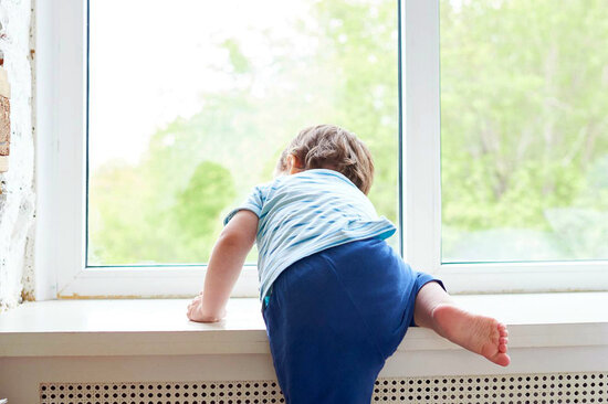 2 yaşlı körpə binanın 3-cü mərtəbəsindən yıxılaraq ölüb