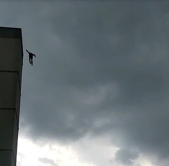 Bakıda gənc oğlan özünü binadan atdı
